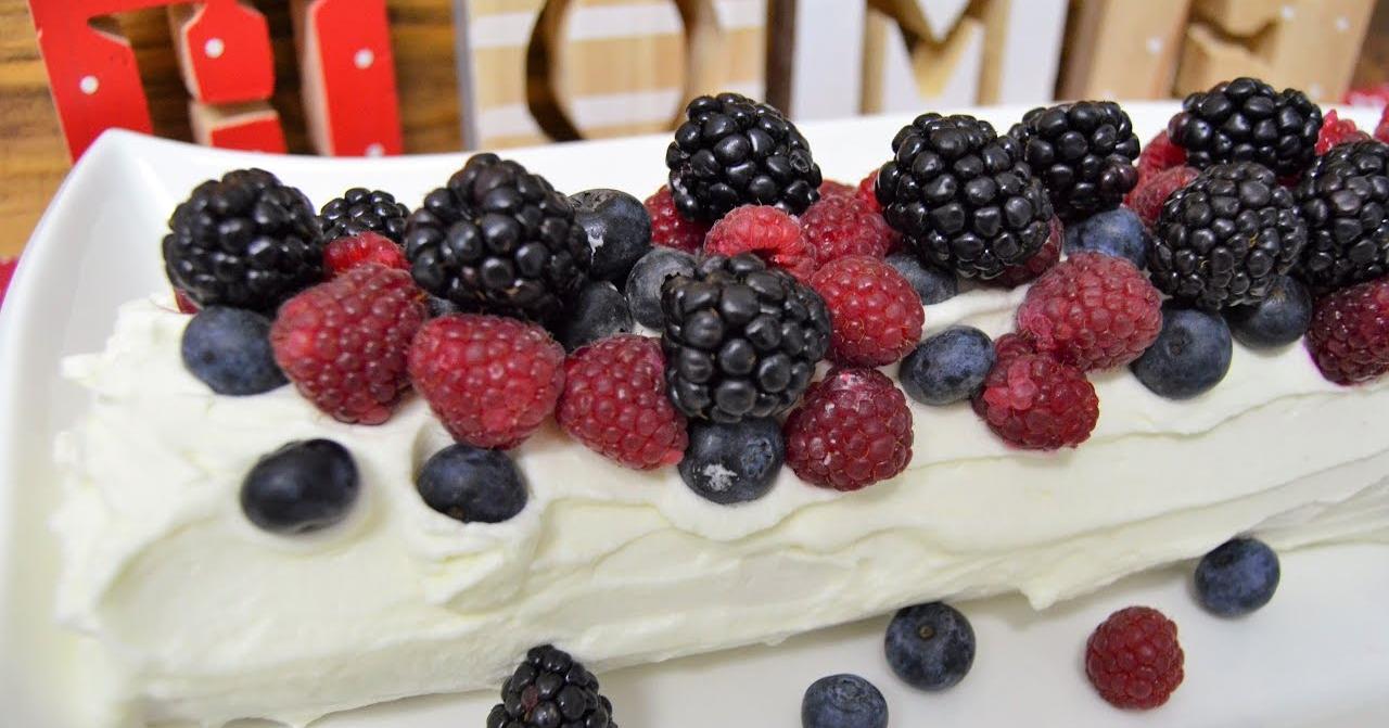 Tronco o brazo de gitano de nata y frutos rojos