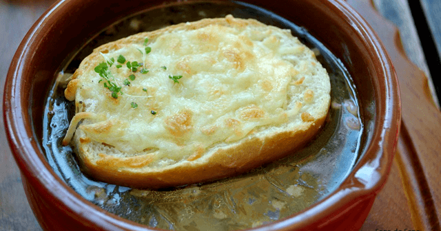 Sopa de cebolla a la francesa