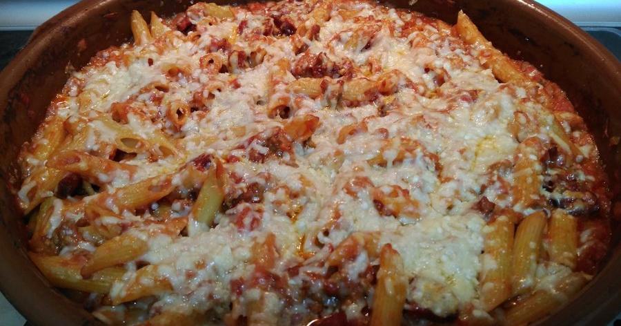 Macarrones FONTCU: con carne picada, chorizo y cebolla confitada