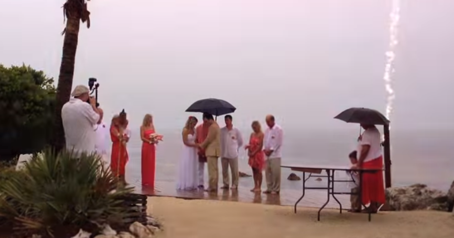 Fotografía irrepetible de un rayo durante el momento culminante de una boda