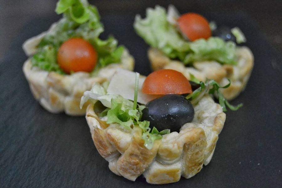 Ensalada en plato de hojaldre