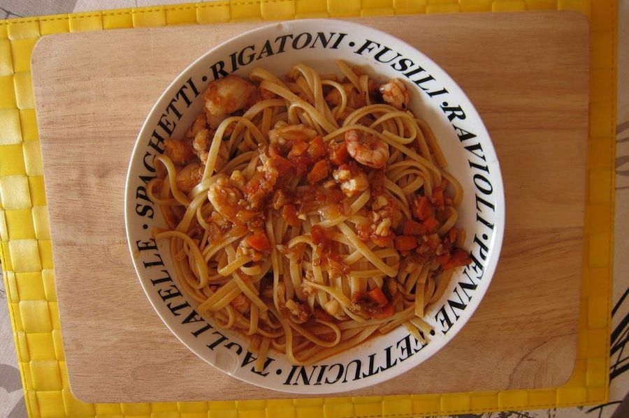 Espaguetis con merluza y gambas