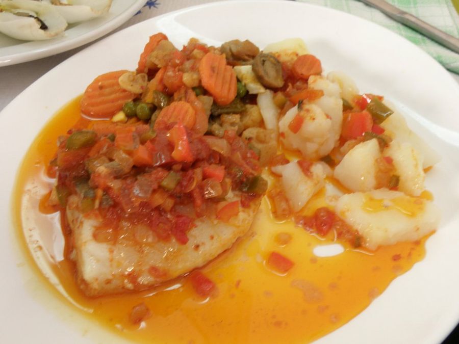 Lomo de bacalao a la vizcaÃna sobre lecho de verduras salteadas ...