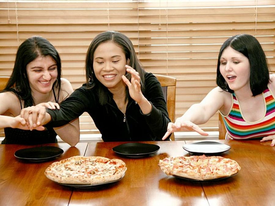 chicas comiendo pizza