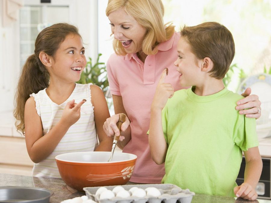 Madre haciendo bizcocho con hijos