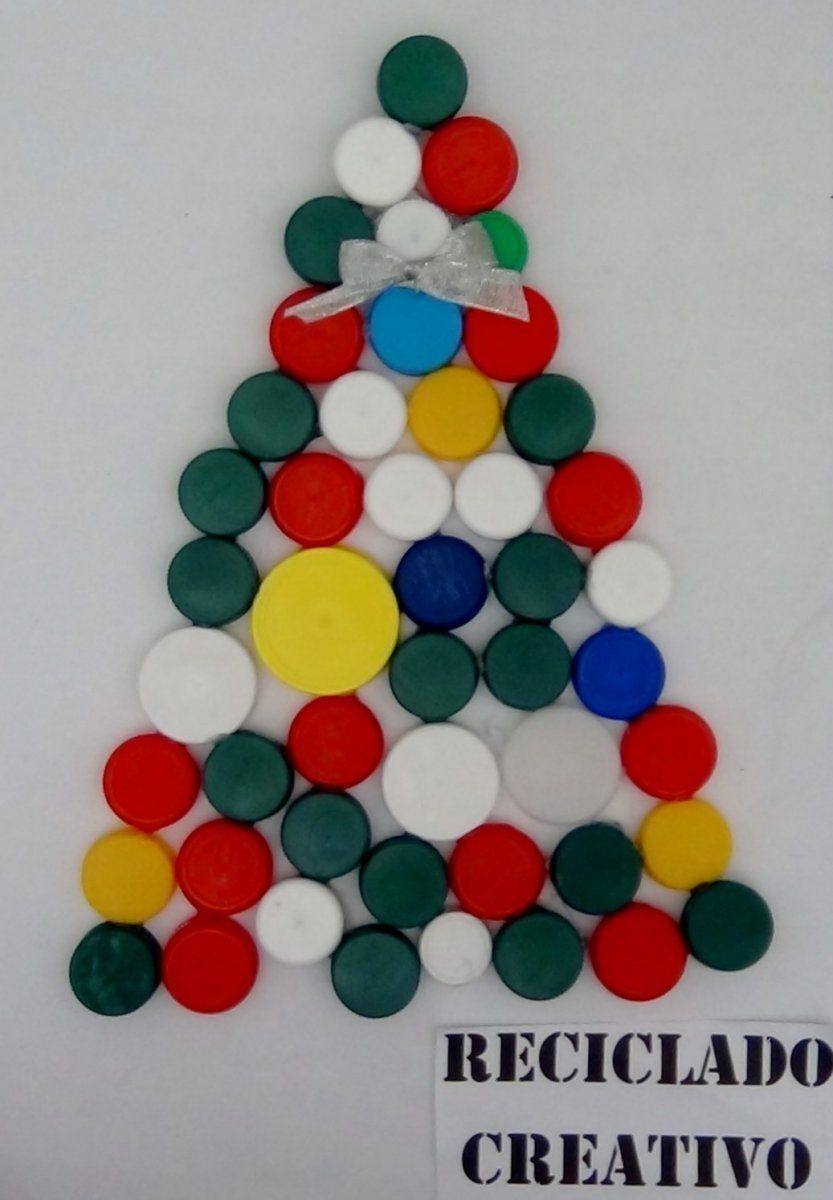 Árbol de Navidad realizado reciclando tapones de botellas de plástico, por RecicladoCreativo.com