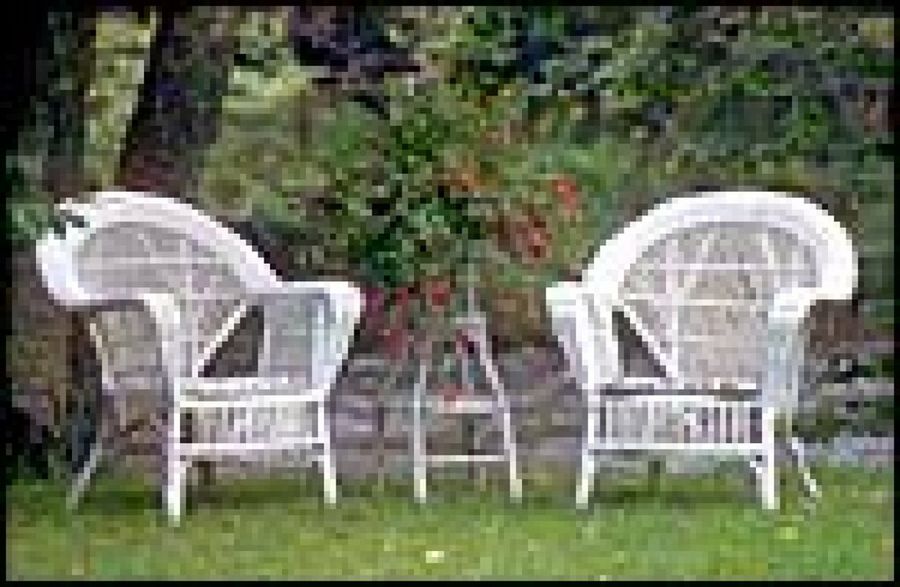 sillas de mimbre en el jardín