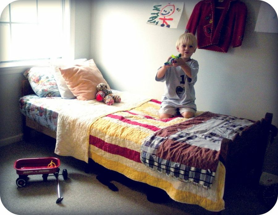 niño en su habitación