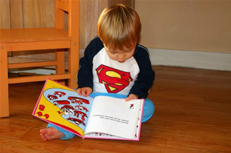 Niño pequeño leyendo