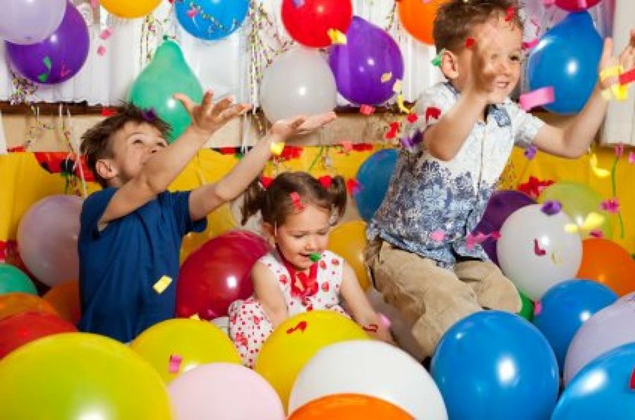 Niños de cumpleaños con globos