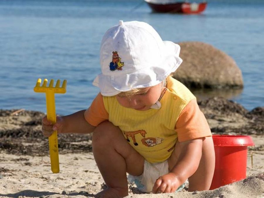 niño jugando en la playa