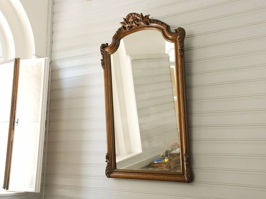 Truco para colgar un espejo inclinado | Bricolaje