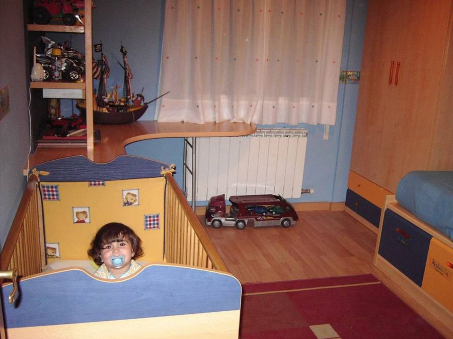 Tarima laminada y muebles de madera en la habitación del bebé.