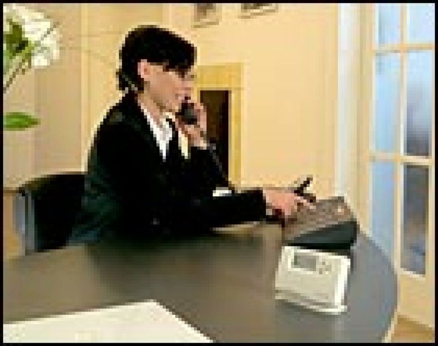 mujer hablando por teléfono