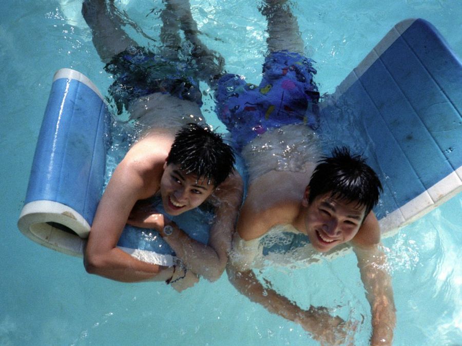 chicos en piscina