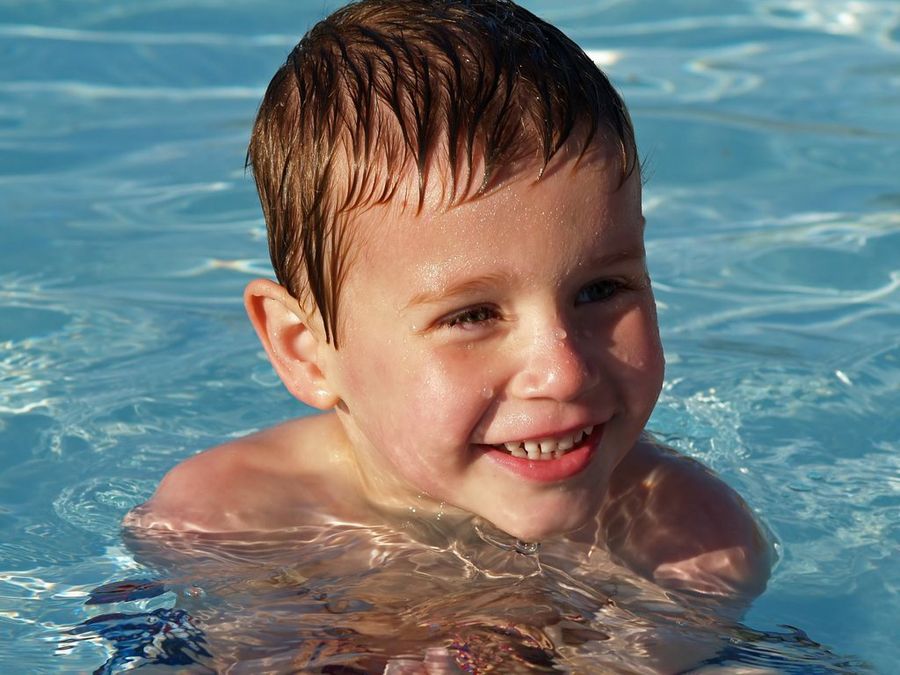 niño en piscina