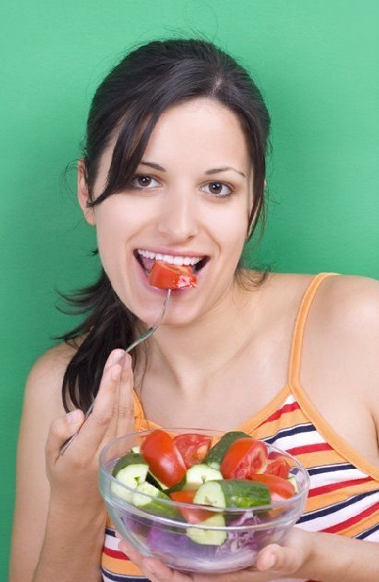 chica comiendo