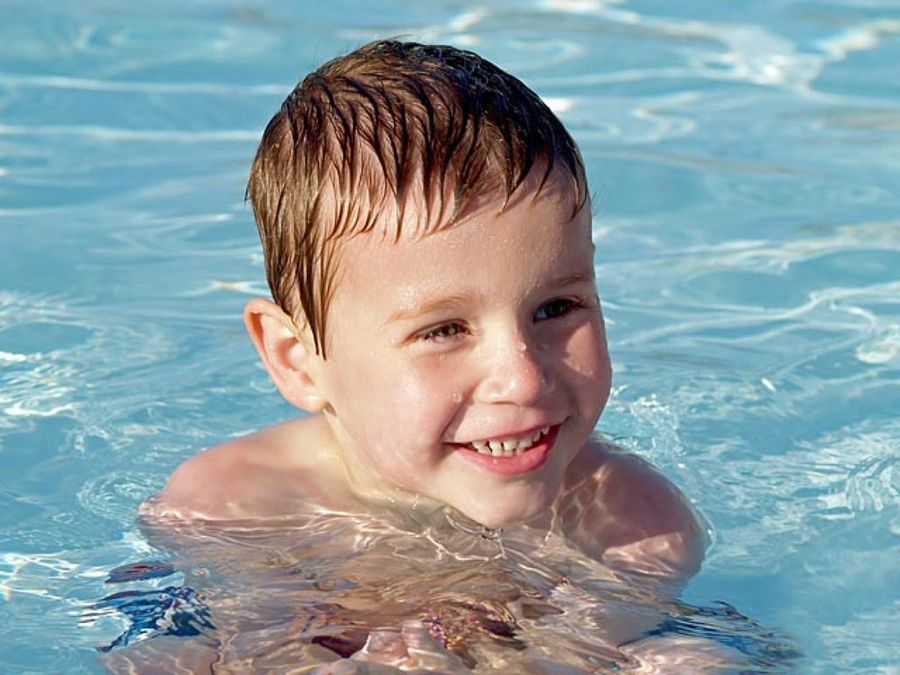 niño en la piscina
