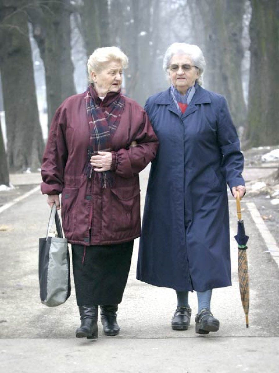 mayores paseando