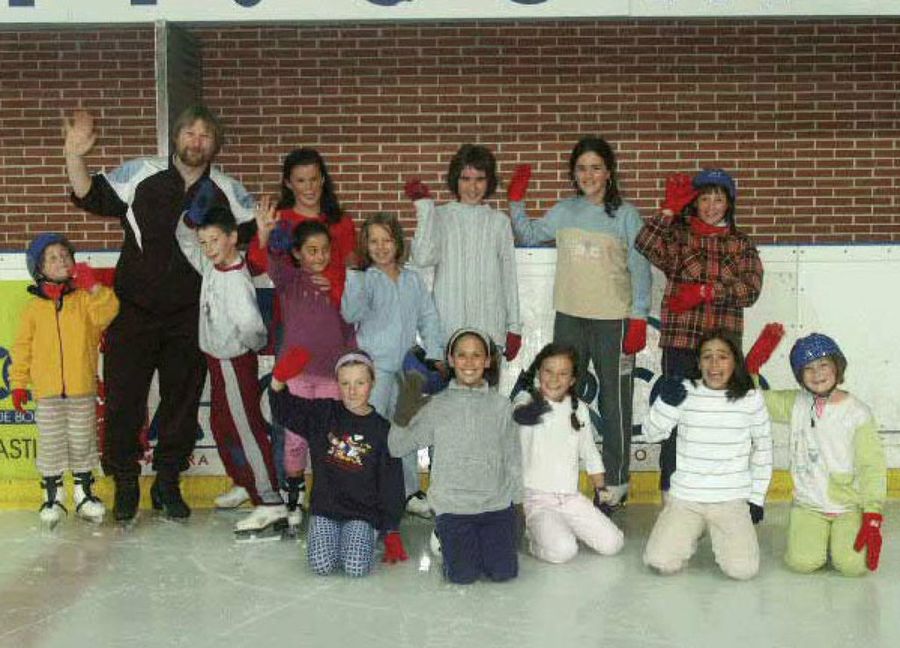 niños patinando