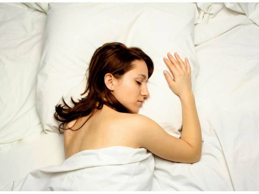 mujer morena durmiendo