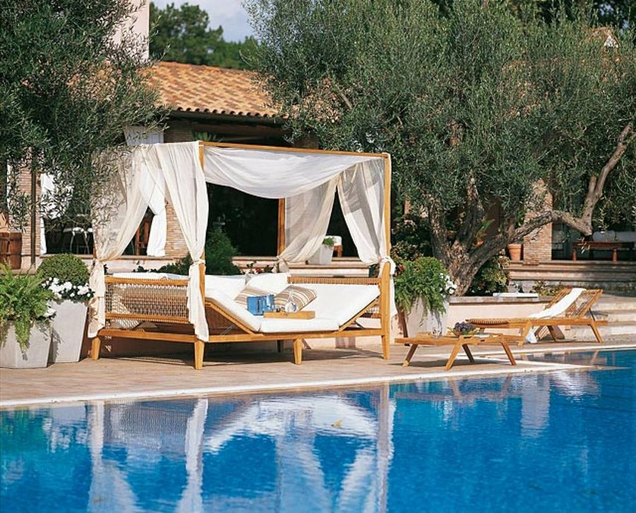 muebles en la piscina