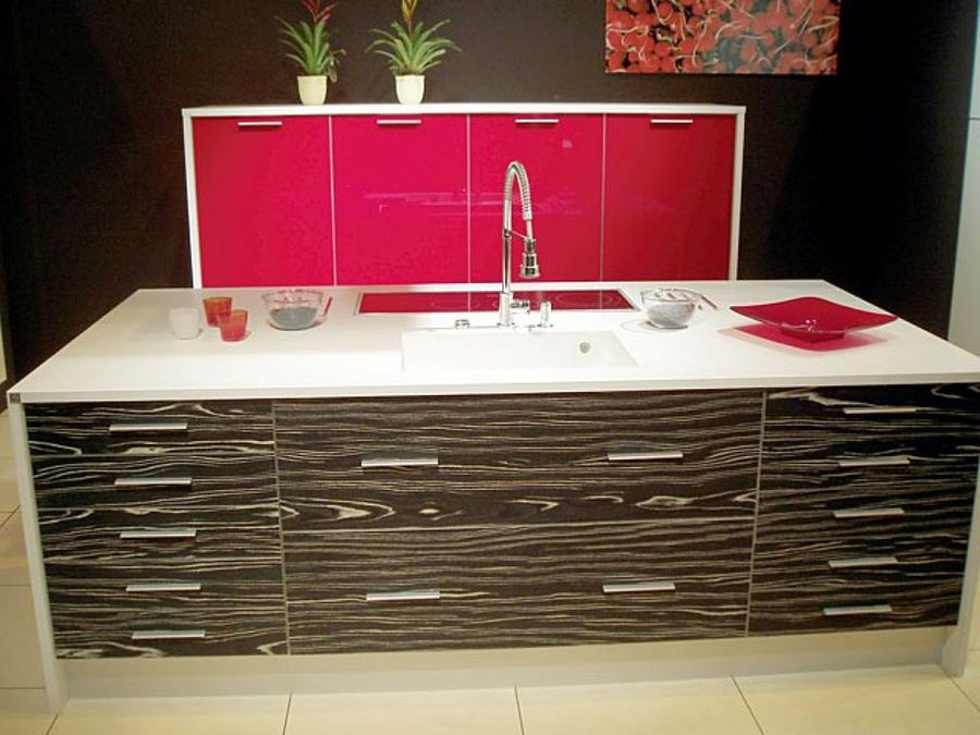 cocina con cuarzo de colores