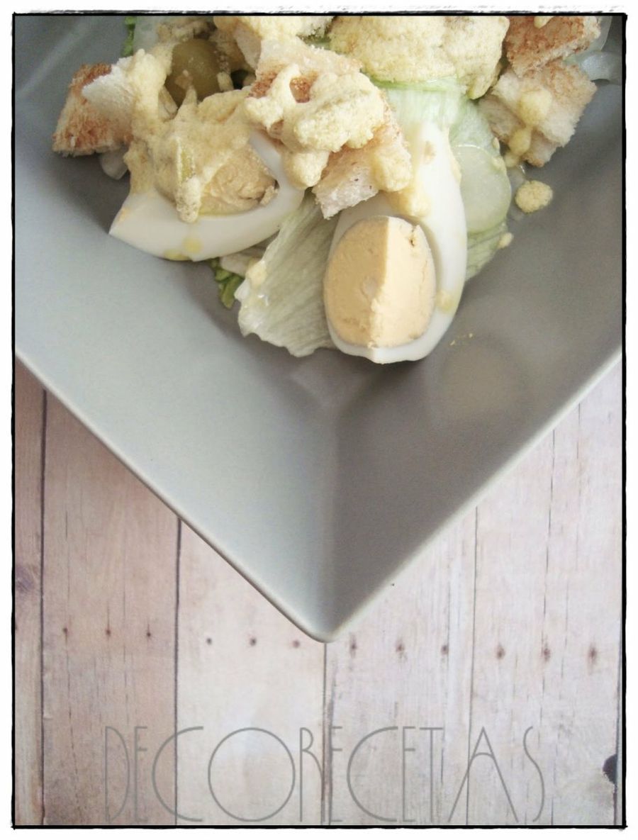 Ensalada César con huevo cocido