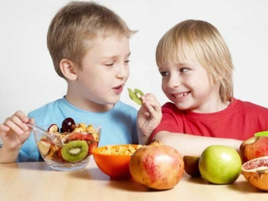 Cómo evitar la obesidad infantil: te apuntamos consejos y recetas para que los peques coman bien