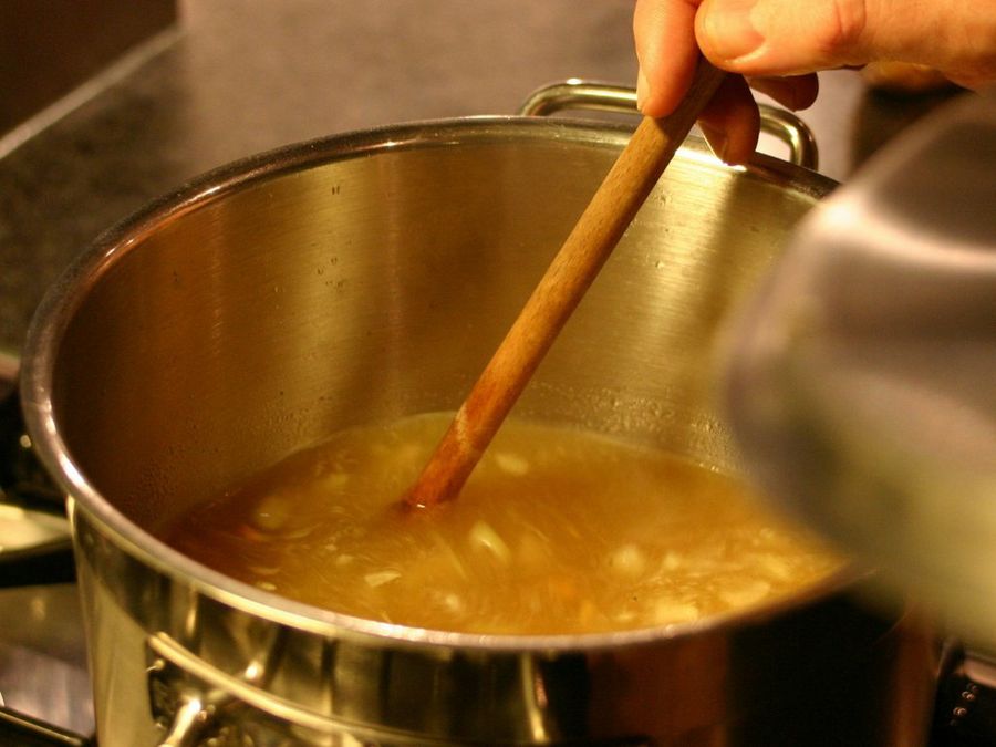 Removiendo sopa