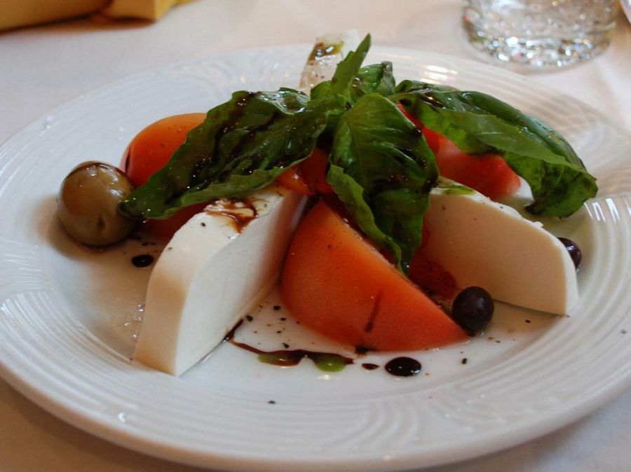 Tomate, Mozzarella y Aceitunas - Flickr - terren in Virginia