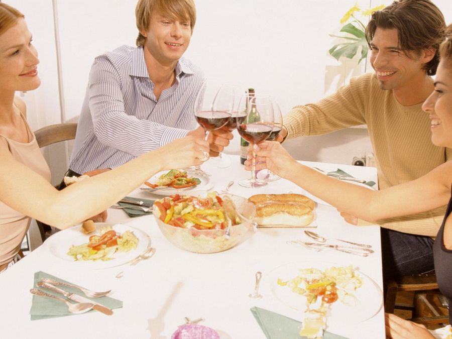 Personas comiendo