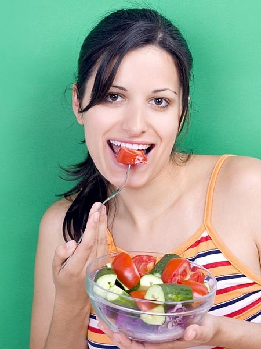 chica comiendo ensalada