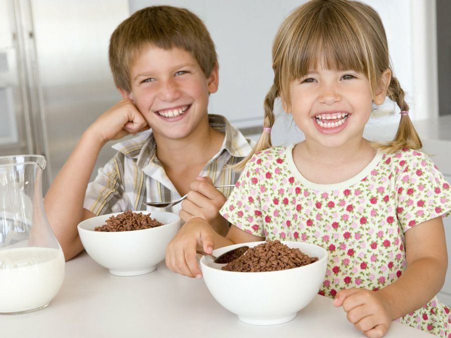 Niños desayunando