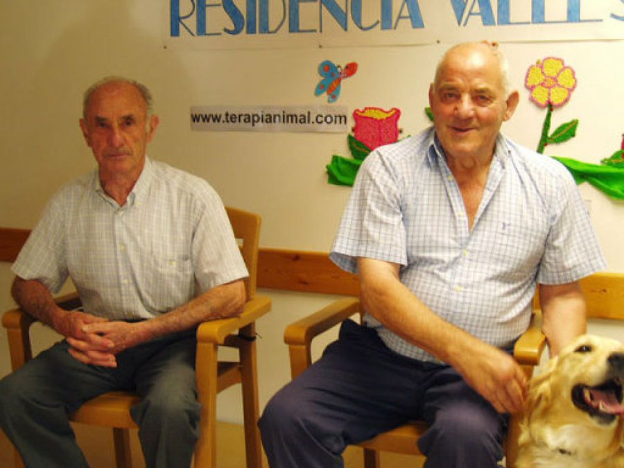 hombres mayores con perro