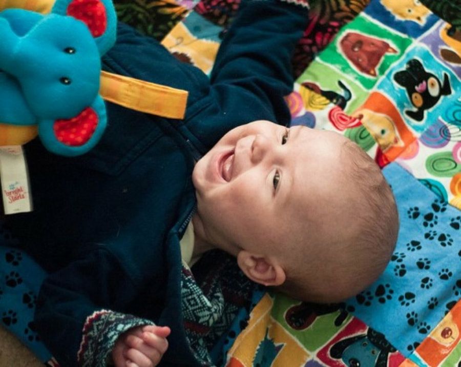 bebe jugando