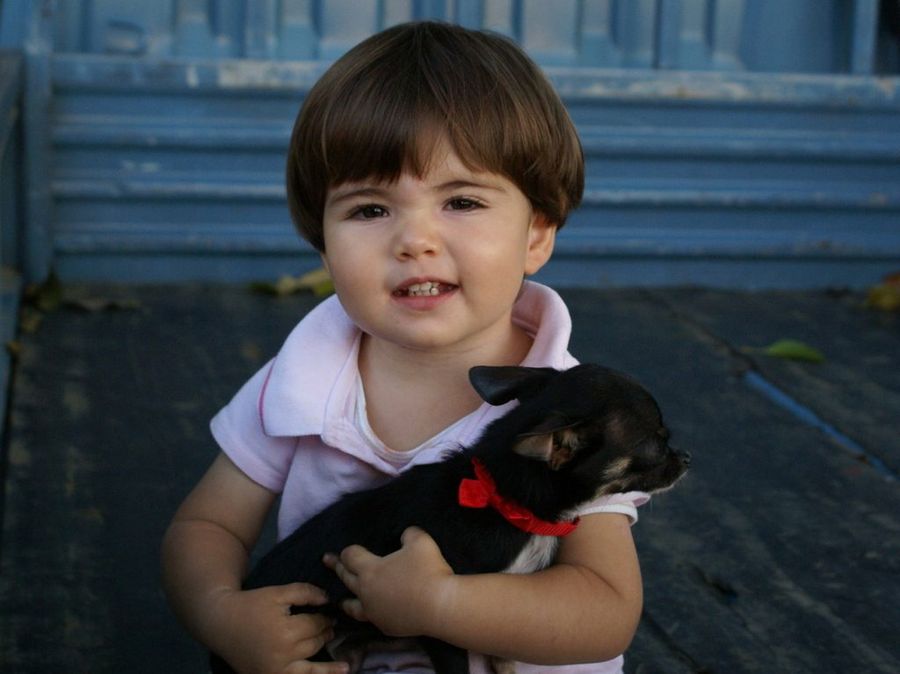 Niño y mascota