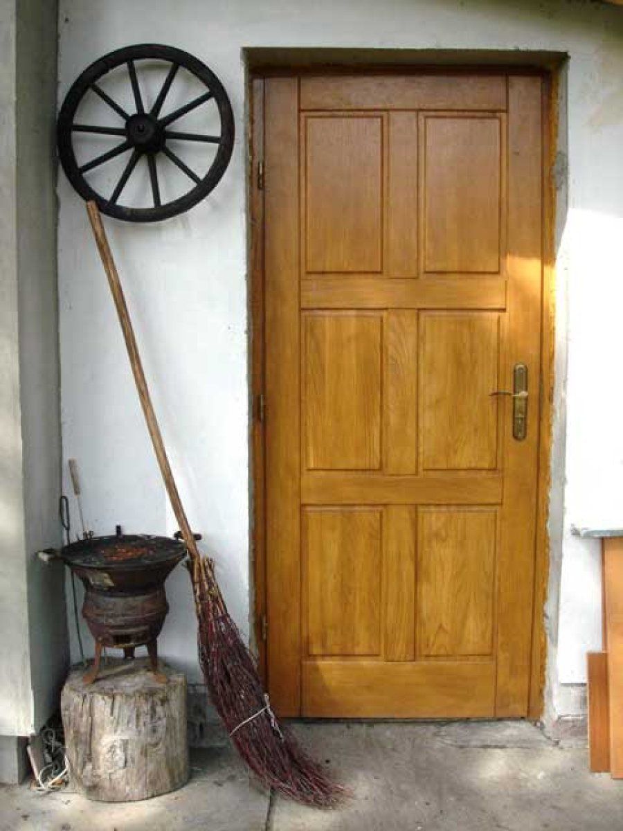 puerta y escoba