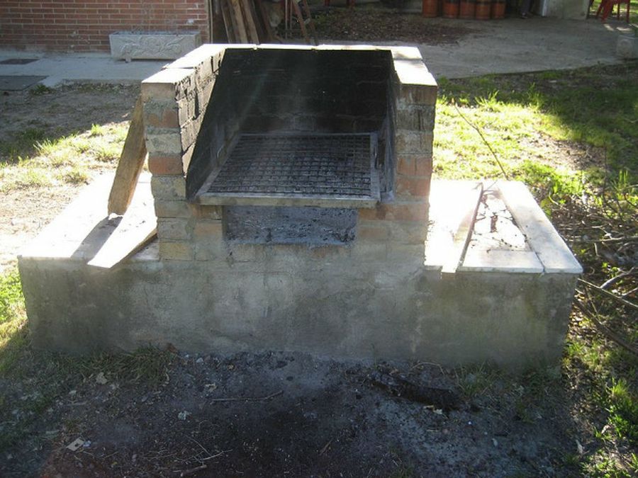 barbacoa de ladrillo en un jardín