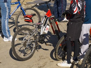 Truco para arreglar la bisagra de cazoleta de una puerta de cocina