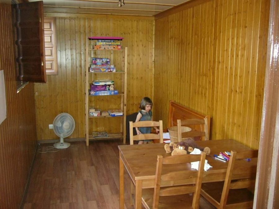 Cabaña infantil revestida de madera.