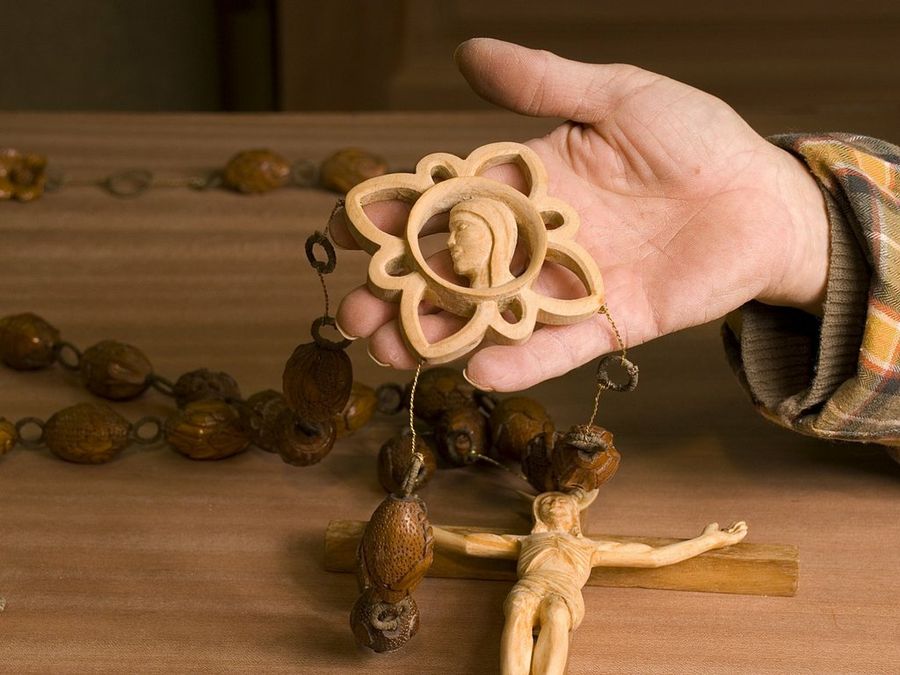 Medallón en madera de limonero simulando hueso.