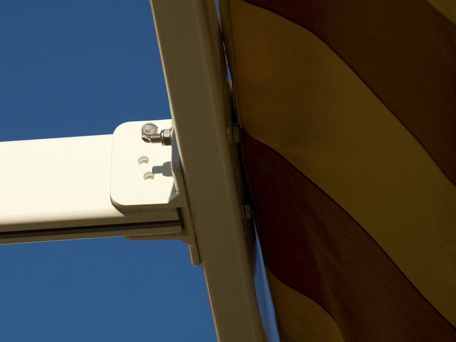 Toldo con estructura de metal, ensamblada con tornillos y tuercas.