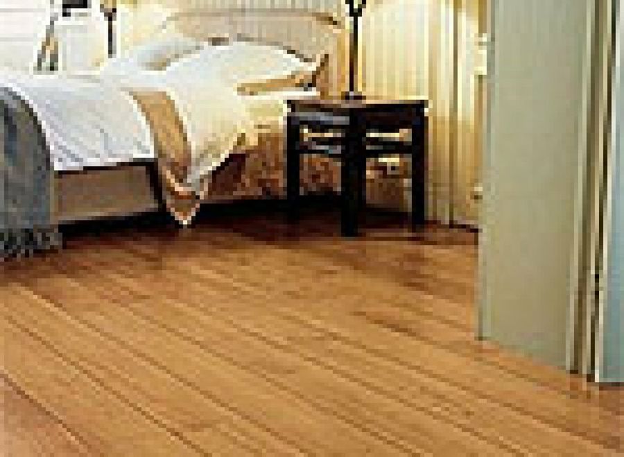 habitación con suelo de parquet