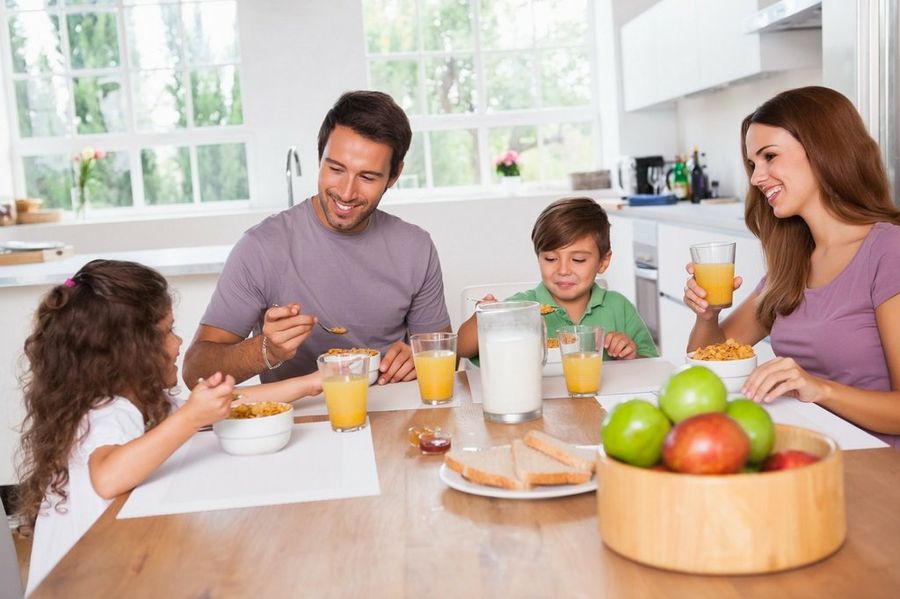 familia comiendo