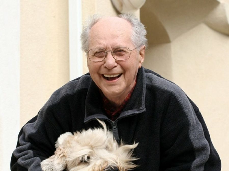 Hombre mayor contento