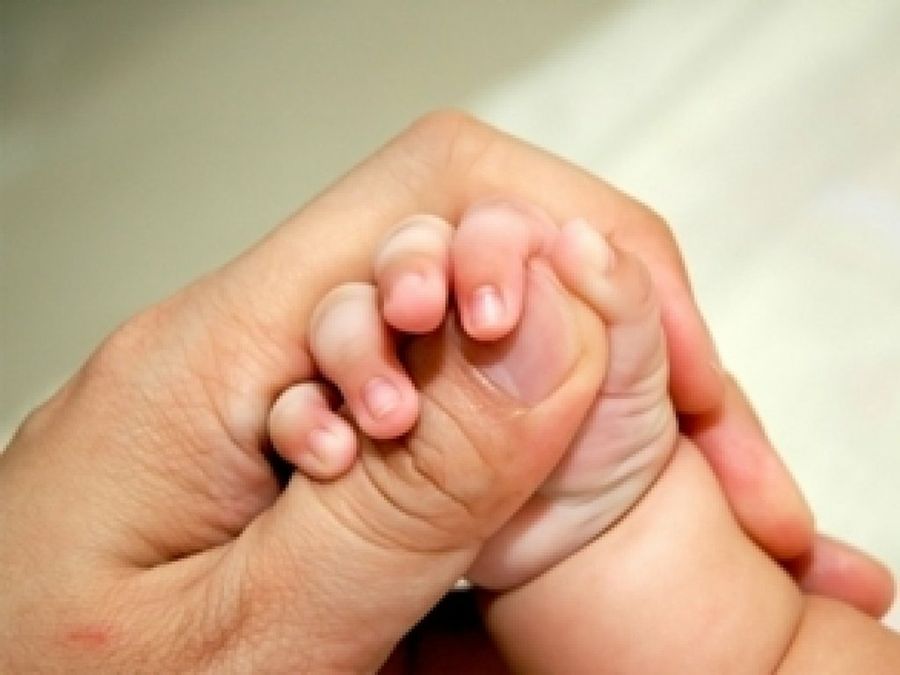 Mano de niño y padre