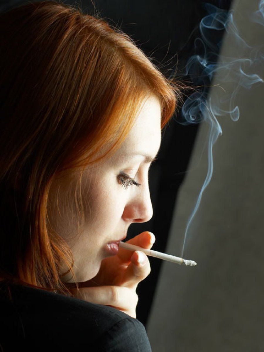 mujer fumando