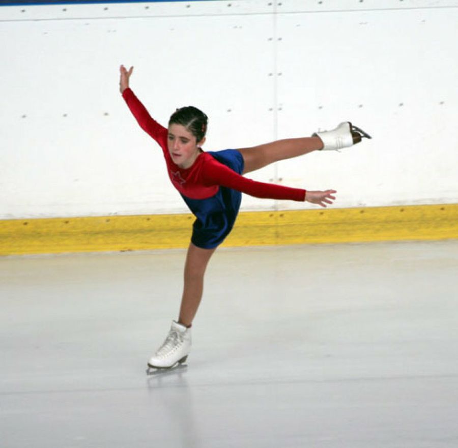 niña patinando