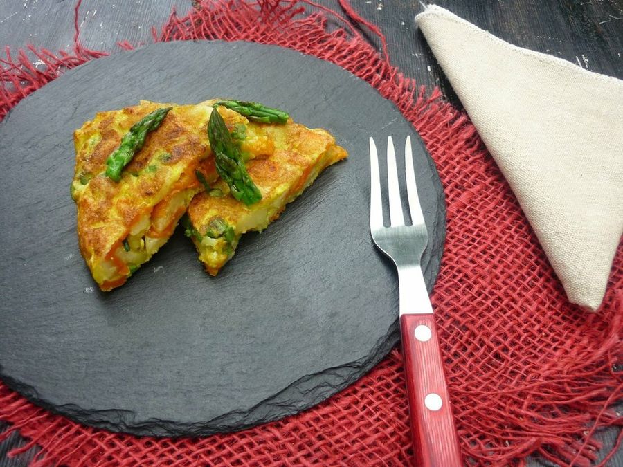 Tortilla de patatas, zanahorias y espárragos